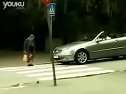 老太太过马路砸奔驰车