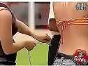 超搞笑!美女胸罩被扯