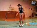 美女篮球场恶搞众男